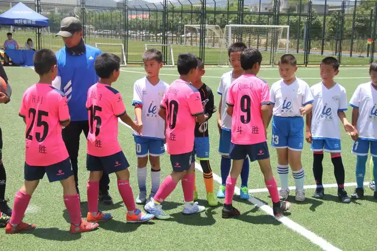 感受乐趣健康成长昆明眼科医院第三届校长杯少儿足球赛开球