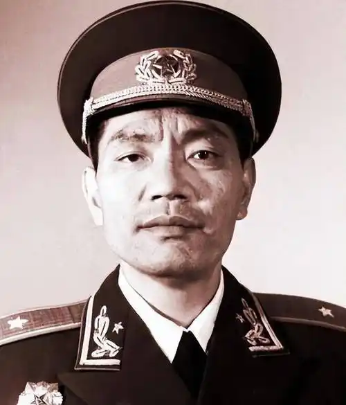 一年前,面对世界风云变幻的局势,广州军区司令员尤太忠为了落实中央