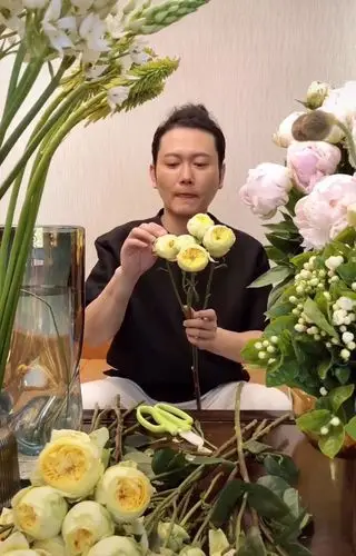 孟鹤堂边说边开始掰叶子,你连忙阻止他