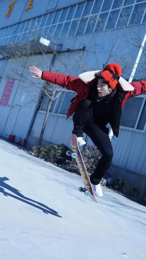 李治廷片场变身炫酷帅气滑板少年这个动作看起来有点专业