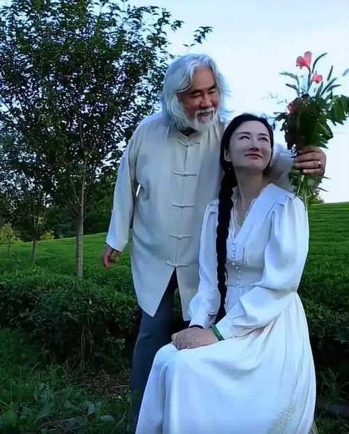 张纪中,是演艺圈的著名制片人,兼职,演员,由他担任制片人的影视作品有