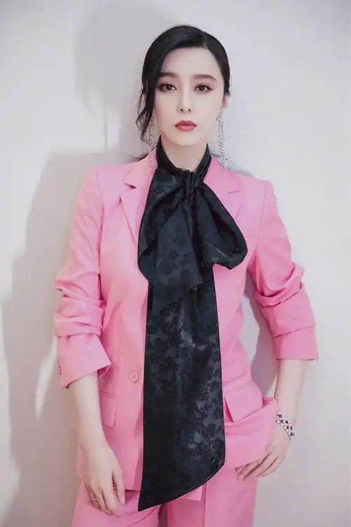 范冰冰高调复出穿薄纱羽毛礼服出席活动贵气的不敢认