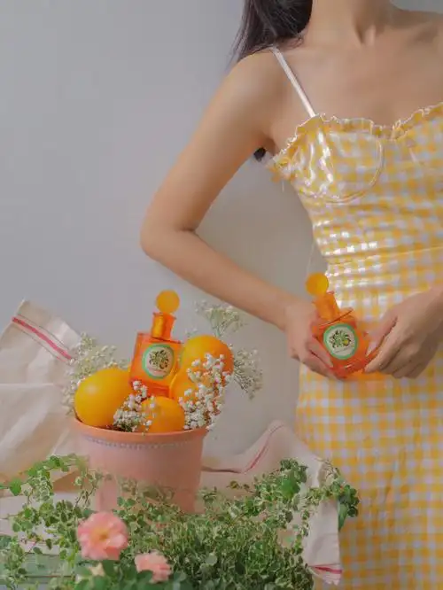 仲夏大橙子装在瓶子里的果实和甜梦