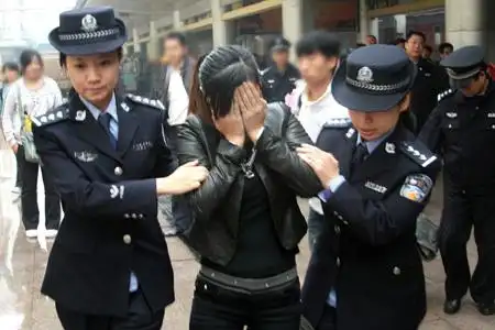 暖哭警官抓捕盗窃女嫌疑人反被鞠躬道谢