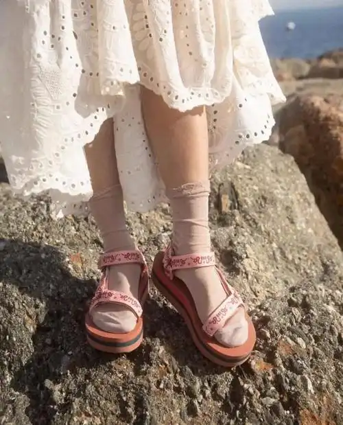 凉鞋配袜子成新趋势果然时尚是个圈冷cp也能迎来返潮期