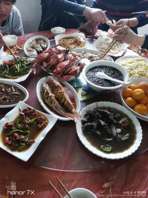 来到农家乐第一顿饭,一上桌就吸引了我们的眼球,满满一桌海鲜,口水都