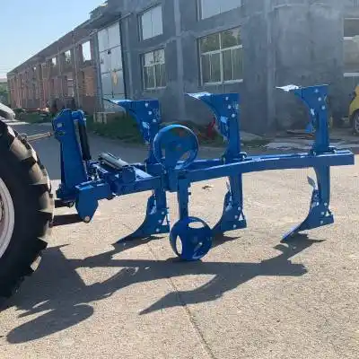 四轮拖拉机带的卡座栅条带侧移液压翻转犁农田耕地整地翻地犁