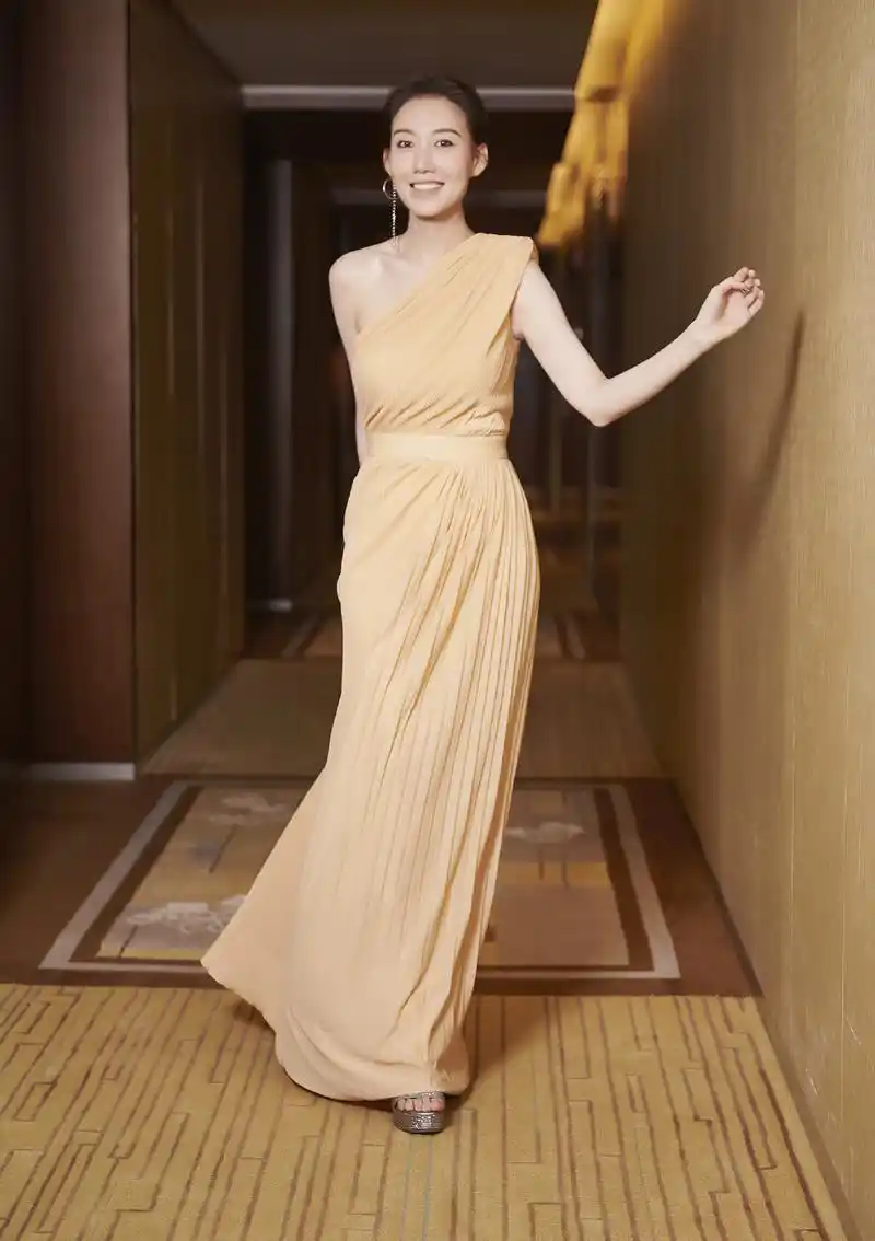 端庄大气,气质感真的好到爆,魅力十足,高雅的裸色典雅高贵,饱和度低