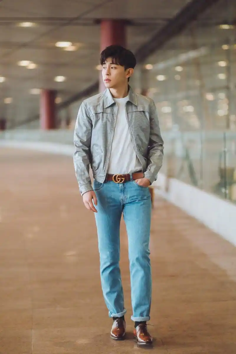 邓伦银色外套搭配浅蓝色牛仔裤,休闲范儿十足小哥哥戴上黑色墨镜可以