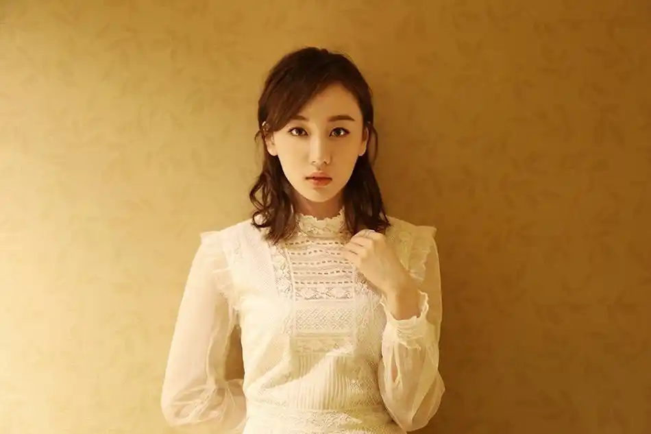 夏恩亮相首映礼尽显软妹攻 简约白裙化身校园女神