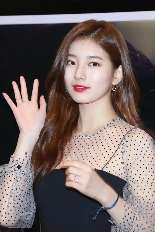 秀智现身某品牌站台不畏严寒大秀性感