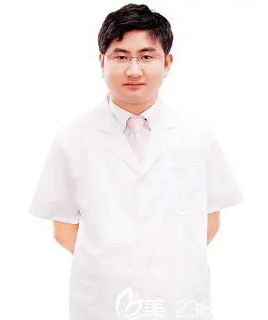 雷中元 温州梦露整形外科主任医师,从事医疗美容工作22余年,先后在