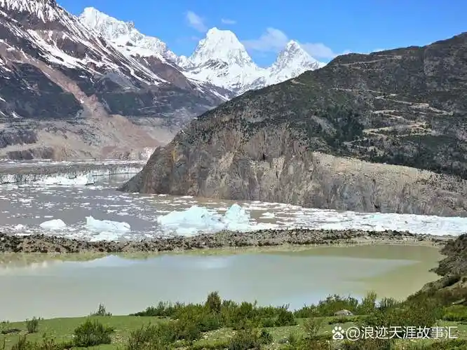 这座海拔4300米的冰川巨兽,用万年时光雕刻出令人窒息的蓝白画卷