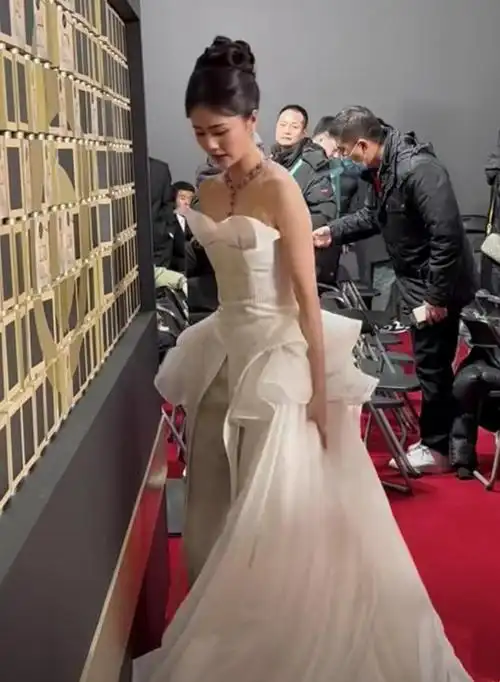 赵露思自嘲像斑点狗,杨幂高定礼服不尽人意|古力娜扎|米兰时装周_网易