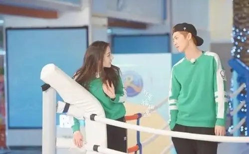 陆地夫妇大危机:鹿晗综艺搭档乔欣互动甜蜜,粉丝纷纷站cp