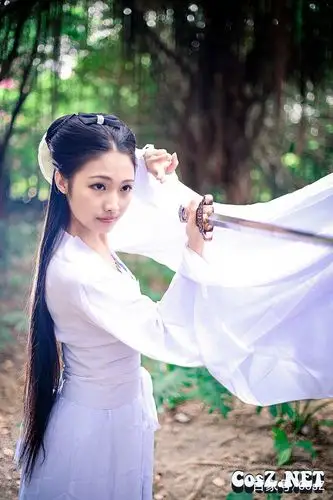 《汉服古装cos》白衣侠客小姐姐清丽脱俗美胜天仙不谙世事!