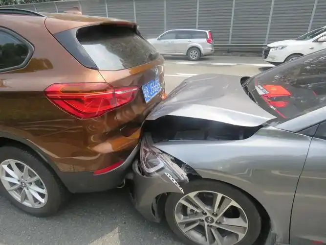 东莞虎岗高速十多辆车连环追尾