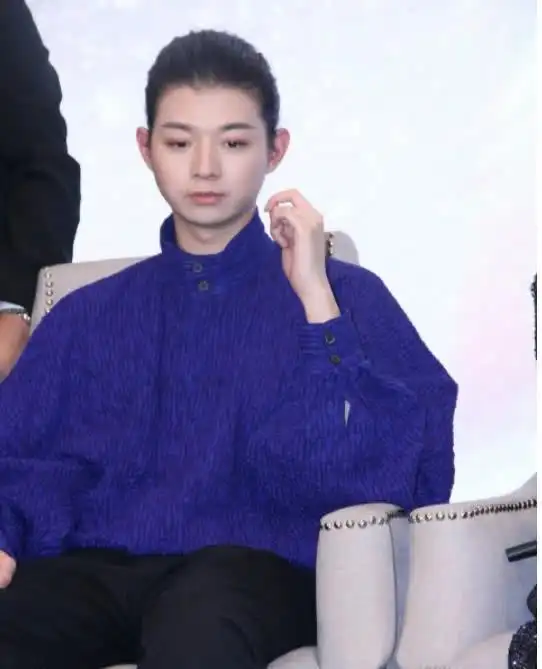 有一种整容叫霍尊短发精致帅气却一直留长发