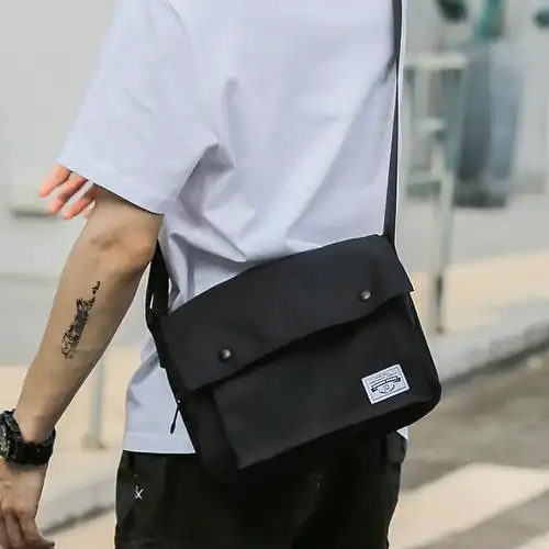斜背包 男_潮牌日系邮差包单肩斜挎包男帆布学生休闲背包挎包斜肩包