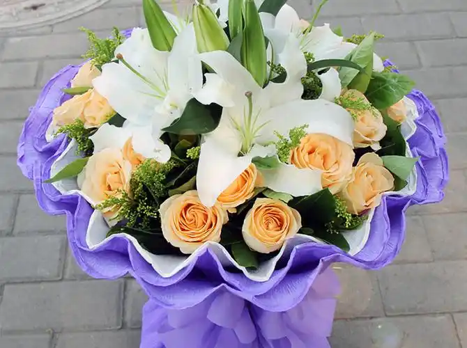 相思の痕迹|16枝香槟玫瑰百合花束