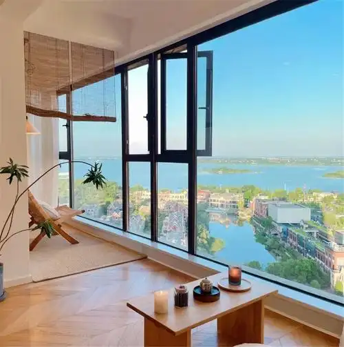 98㎡简约原木风装修 阳台的采光观景太爽了_装修保障网