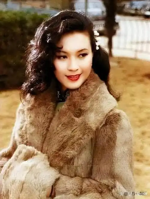 着夺目的光芒——她就是当时备受推崇的天然美女代表,实力派演员方舒