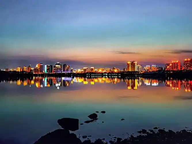 哈尔滨松北区滨水大道夜景组图3张