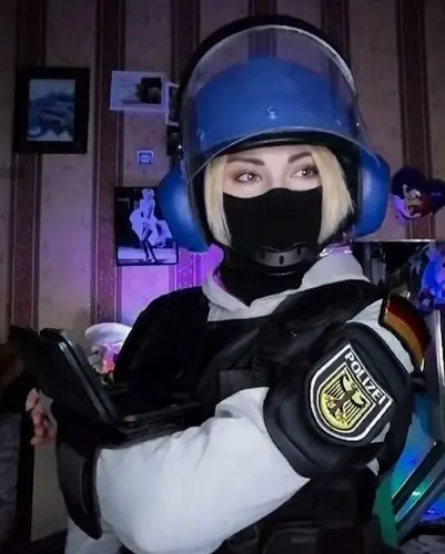 俄妹cos彩虹六号iq小姐姐表情呆萌可爱值拉满