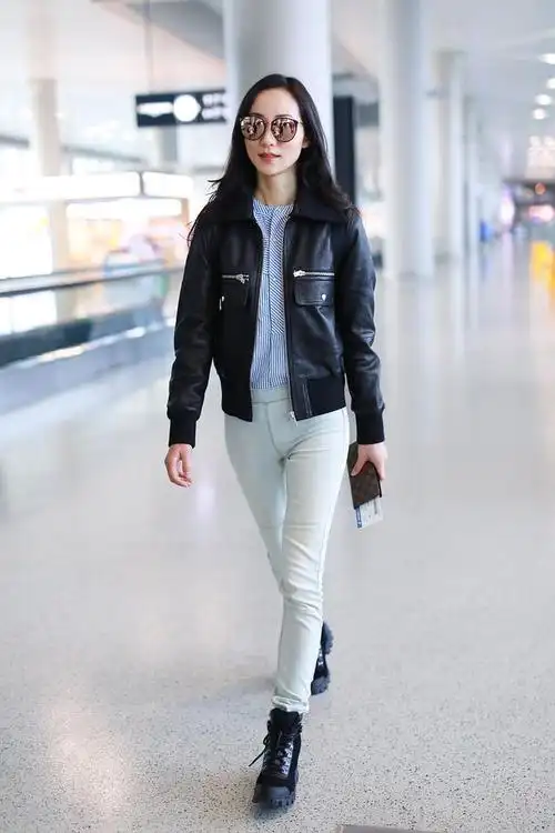 韩雪街拍:皮夹克条纹衬衫 牛仔裤短靴帅气靓丽