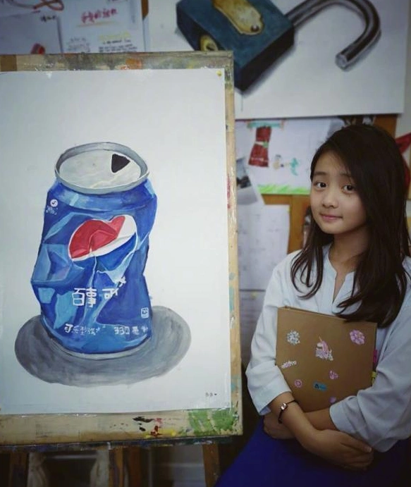 多多用一周的时间画出了一副被压瘪的易拉罐,这幅画看起来十分立体生