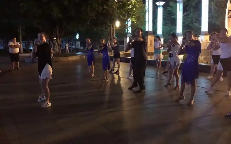 蜻蜓广场舞军港之夜莞儿老师编舞晚上我们一起习舞好暖心