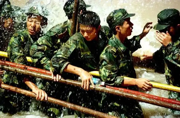 1998年抗洪抢险崇高的献身精神无疑是伟大的,而伟大,却往往是围观者给