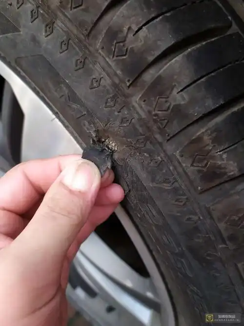轮胎刮蹭漏帘线