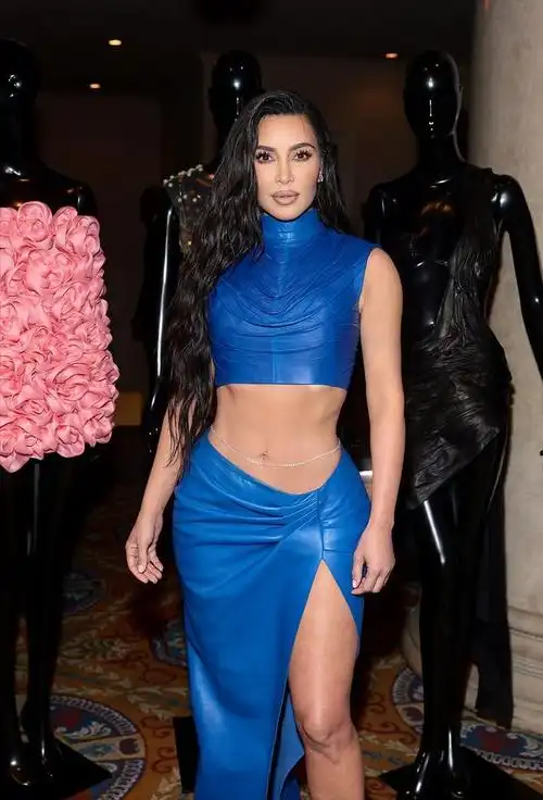 金卡戴珊穿露腰装闪耀慈善晚宴!细腰太绝,身材缩水输给坎爷新妻