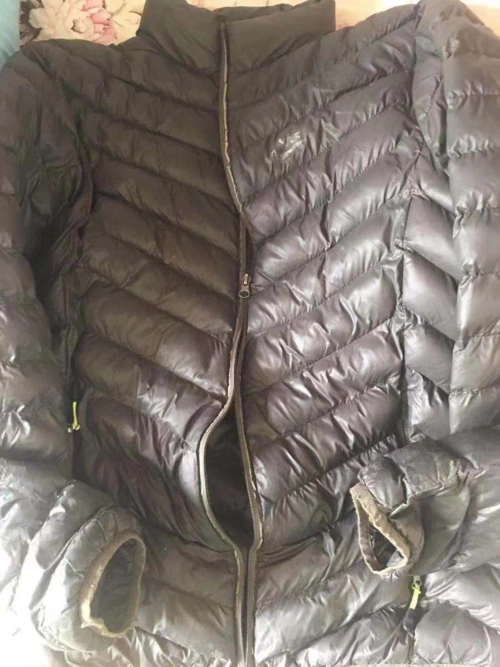 吴志宏破旧的羽绒服