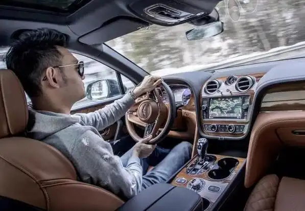 新款宾利添越怎么样,换装v8发动机后驾驶效果更舒适