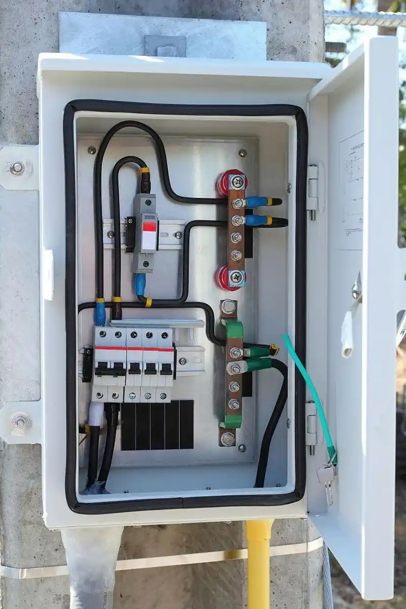 摘要:  本文介绍了电箱重复接地在电力系统中的重要性,包括提高安全性