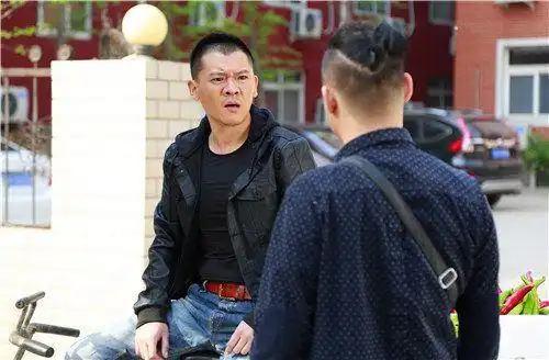 《非常绑架》热拍 "阎王"姜艺声转型憨小伙儿