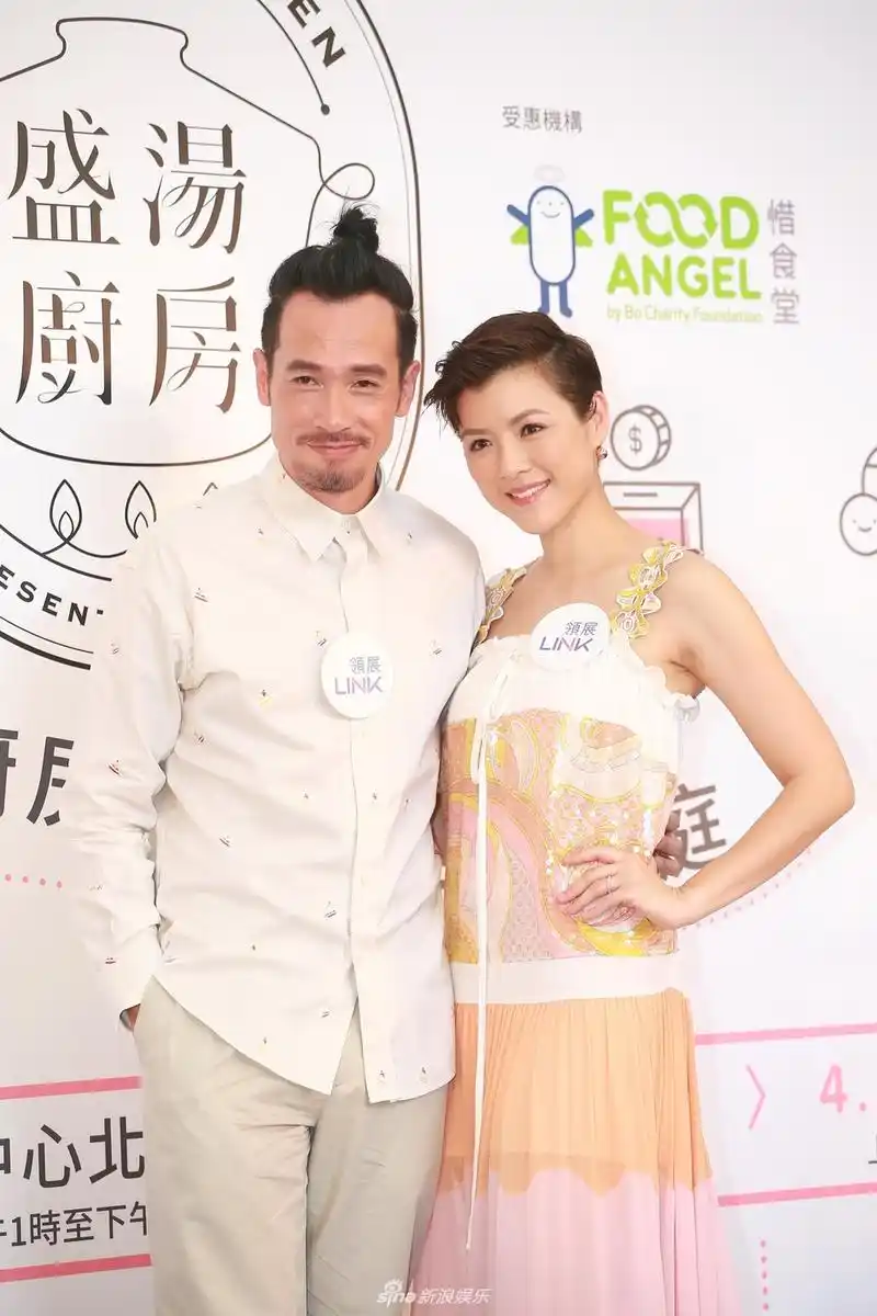 组图:陈豪搀扶爱妻陈茵媺登台恩爱十足 坦言佩服古巨基