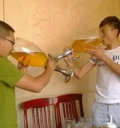 幽默搞笑段子集:公司新上岗的保洁员,正在辛劳的擦玻璃!