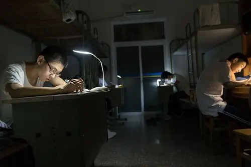 照片描述: 2017年9月8日晚上22:15,寝室已经熄灯.