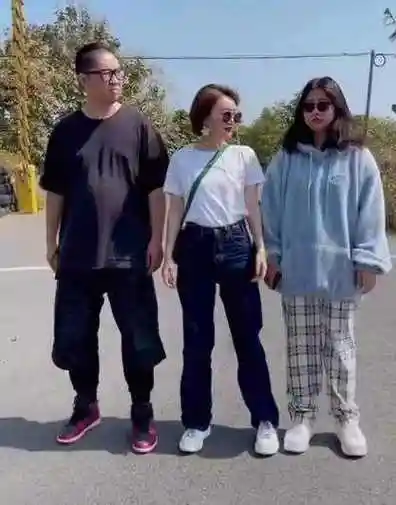 税洁个人资料(四川女人,嫁给香港导演,住别墅,生2个娃,爆火后,年入500