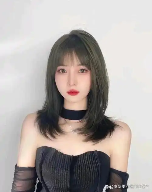 高层次感的锁骨发是今年超级火的一款发型设计,漫画刘海的设计修饰
