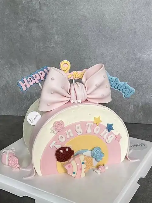 半圆形蝴蝶结蛋糕