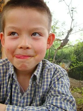 特写馋嘴伸舌头的儿童