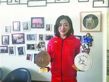 原标题:青岛健身名将孙蕊在世界健美健身锦标赛上收获一银一铜 创中国