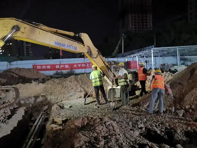 富士路北延 晚上加班进行五道强弱电过路管包封,雨水连管混凝土基础