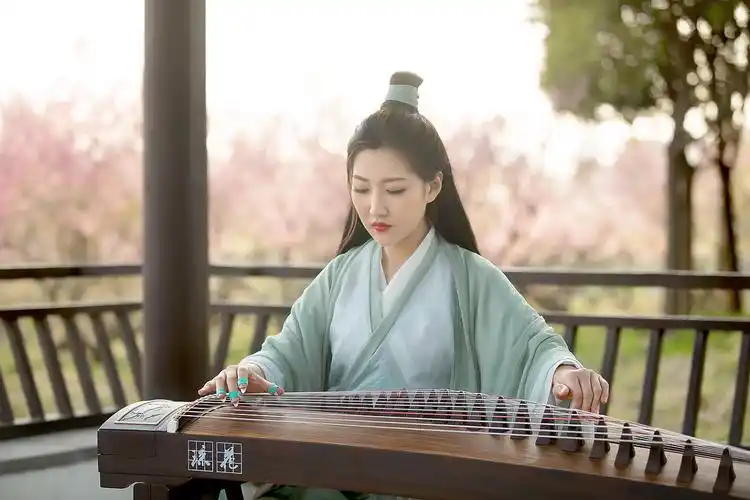 弹古筝的汉服小姐姐