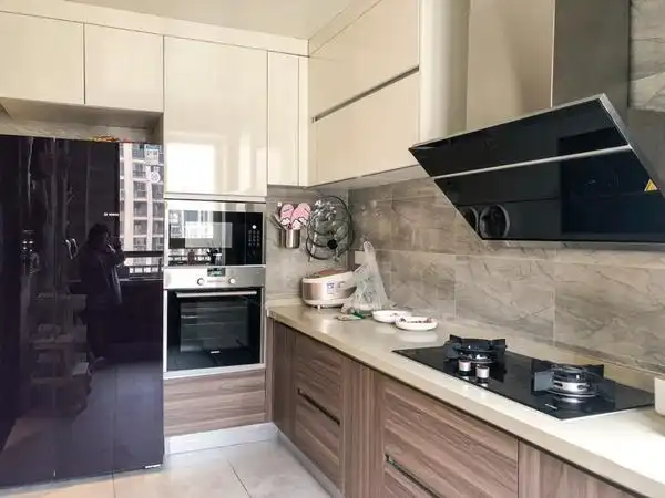 厨房是双色橱柜,木纹地柜搭配纯白的吊柜,配上墙面的灰砖,整体效果