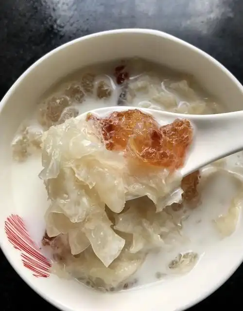 牛奶桃胶银耳羹